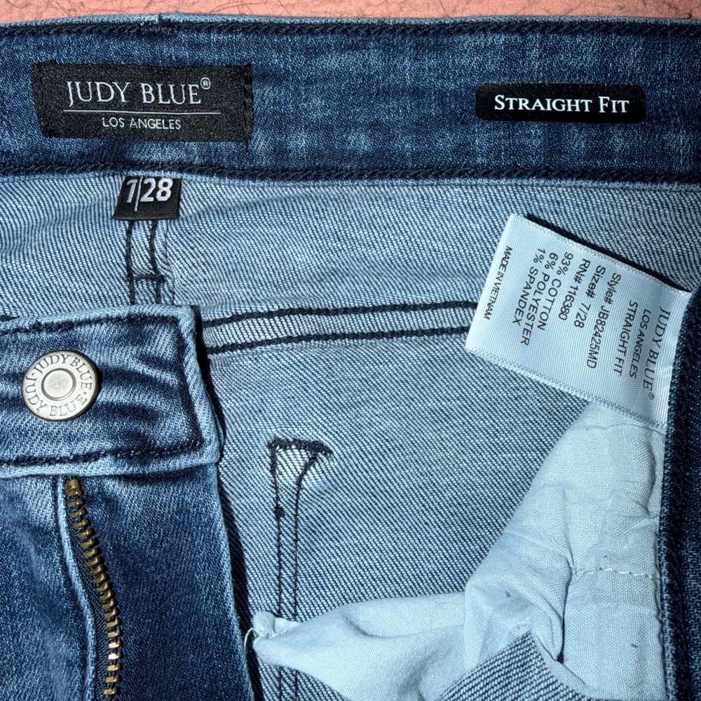 JB82425MD

Judy Blue Light Wash Denim Jeans Straight

Worn twice. Too big now.